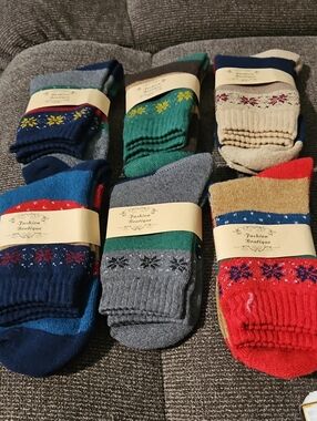 NWT Ladie's Crew Socks - 6 Pair Of Mixed Colors. Sz 9-11